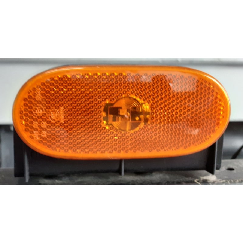 Feu latéral orange 12V, vu de face.