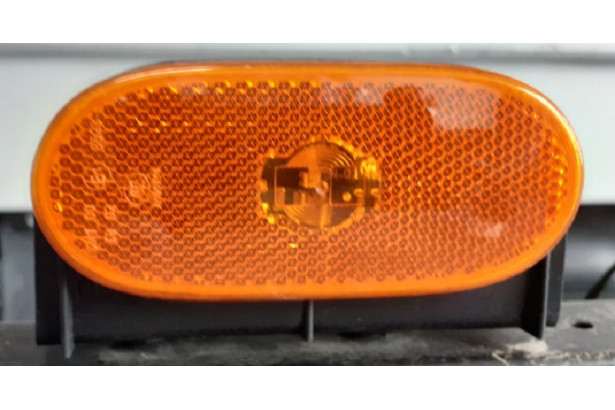 Feu latéral orange 12V, vu de face.