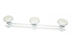 Patère blanche en métal triple, vu en contrebas.