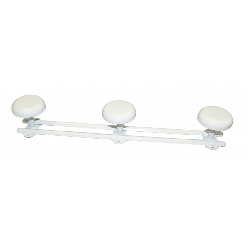 Patère blanche en métal triple, vu en contrebas.