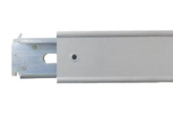 Poutre d'arrimage pour rails universels